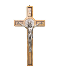 Cristo em madeira de oliveira com medalha de São Bento