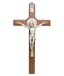 Cristo em madeira com medalha de São Bento – 25 cm